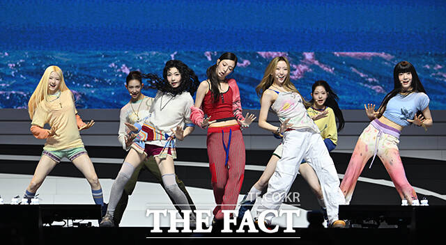 하이브 신인 걸그룹 튜이드(TUIDE)가 24일 오후 서울 광진구 예스24 라이브홀에서 열린 미니 1집 'TUNE & PLAY(튠 앤 플레이)' 데뷔 기념 미디어 쇼케이스에 참석해 타이틀곡 'SUN KISS(선 키스) 무대를 선보이고 있다. /박헌우 기자