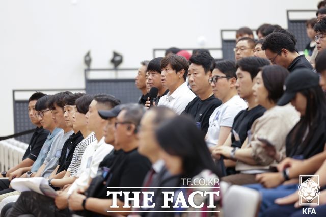 지난 19일 천안 코리아풋볼파크에서 열린 K-축구 혁신위원회 경청회에 참석한 유소년축구 현장 지도자들이 여러 불합리한 제도와 부족한 환경 등 유소년 축구팀 운영의 어려움을 전하고 있다./천안=KFA