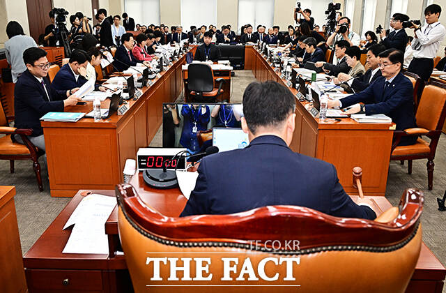 행정안전위원회 전체회의.