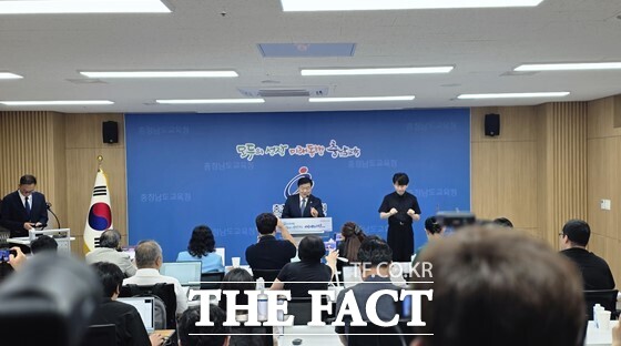 24일 이병도 충남도교육감이 회의실에서 진행된 언론브리핑에서 언론인의 질문에 답변하고 있다. /이병수 기자