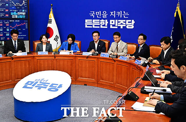 김민석 더불어민주당 대표(가운데)가 24일 오전 서울 여의도 국회에서 열린 최고위원회의에 참석해 모두발언을 하고 있다. /국회=배정한 기자