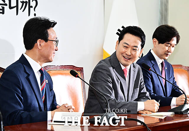 장동혁 국민의힘 대표(가운데)가 24일 오전 서울 여의도 국회에서 김민석 더불어민주당 대표를 접견하며 인사말을 하고 있다. /국회=배정한 기자