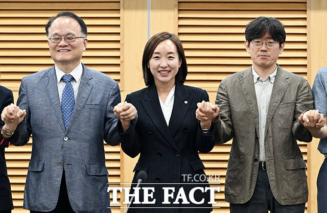 개회사하는 전은수 더불어민주당 의원.