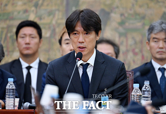 홍명보 전 축구 국가대표팀 감독이 지난달 30일 서울 여의도 국회에서 열린 문화체육관광위원회의 대한축구협회 현안 관련 청문회에 출석해 질의에 답하고 있다. /국회사진기자단