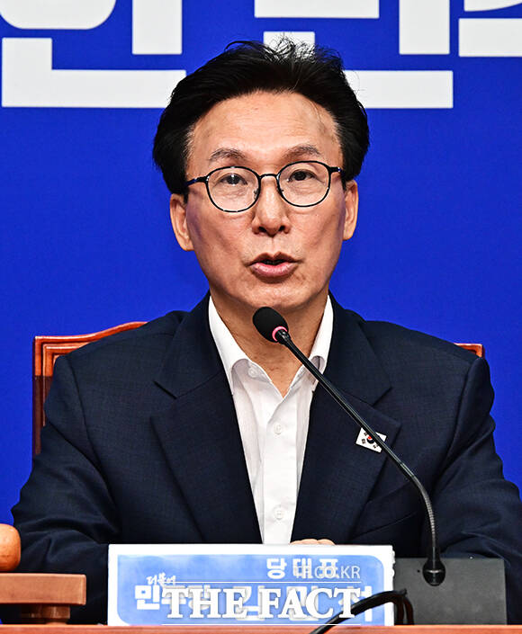 김민석 더불어민주당 대표(가운데)가 24일 오전 서울 여의도 국회에서 열린 최고위원회의에 참석해 모두발언을 하고 있다. /국회=배정한 기자
