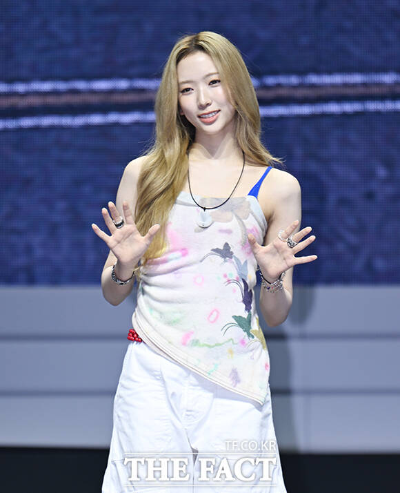 하이브 신인 걸그룹 튜이드(TUIDE) 세아와 엘레나, 서연, 지아, 서희, 사키, 이하늬(왼쪽부터)가 24일 오후 서울 광진구 예스24 라이브홀에서 열린 미니 1집 'TUNE & PLAY(튠 앤 플레이)' 데뷔 기념 미디어 쇼케이스에 참석해 포즈를 취하고 있다. /박헌우 기자