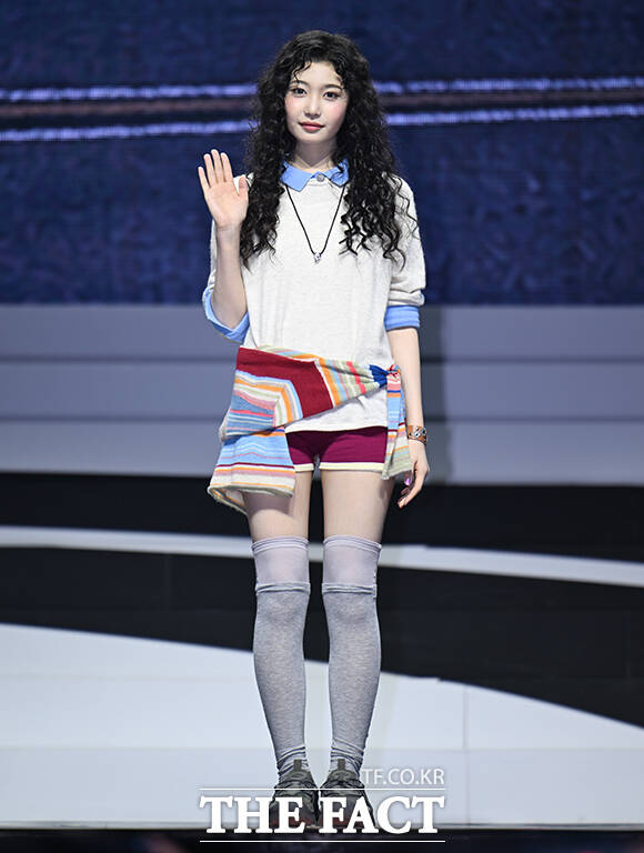 하이브 신인 걸그룹 튜이드(TUIDE) 세아와 엘레나, 서연, 지아, 서희, 사키, 이하늬(왼쪽부터)가 24일 오후 서울 광진구 예스24 라이브홀에서 열린 미니 1집 'TUNE & PLAY(튠 앤 플레이)' 데뷔 기념 미디어 쇼케이스에 참석해 포즈를 취하고 있다. /박헌우 기자