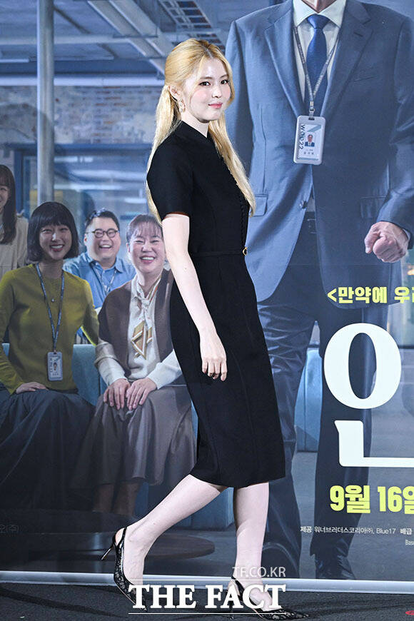 배우 한소희가 24일 오전 서울 용산구 CGV 용산아이파크몰에서 열린 영화 ‘인턴’ 제작보고회에 참석해 포즈를 취하고 있다. /서예원 기자