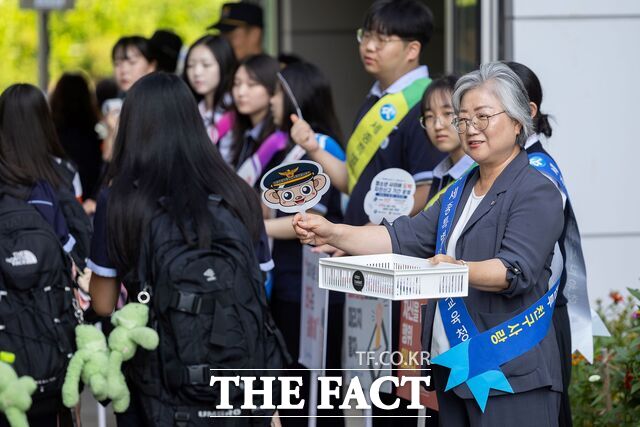 24일 오전 한솔고등학교 정문에서 강미애 세종시교육감을 비롯해 학생과 학부모, 교직원, 교육청, 경찰, 시청 관계자가 함께 '학교폭력 예방 등굣길 합동 캠페인'을 진행하고 있다. /세종시교육청