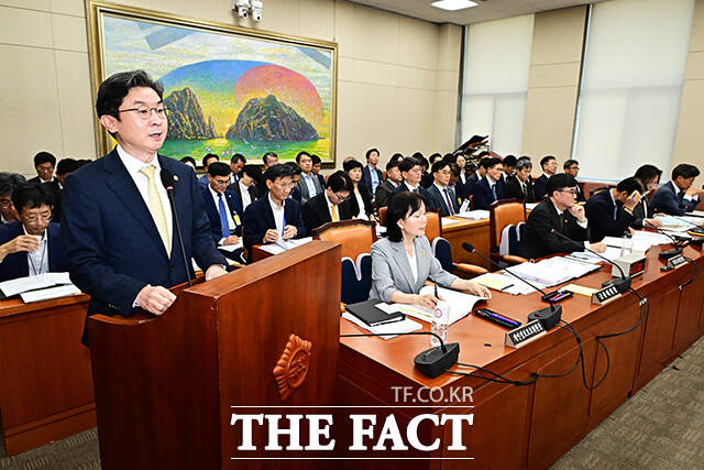 2025회계연도 결산에 대한 제안설명하는 이억원 금융위원장.
