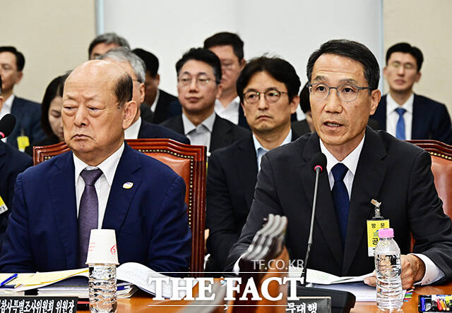 유재성 경찰청장 직무대행이 24일 오후 서울 여의도 국회에서 열린 행정안전위원회 전체회의에 출석해 질의에 답변을 하고 있다. /국회=배정한 기자