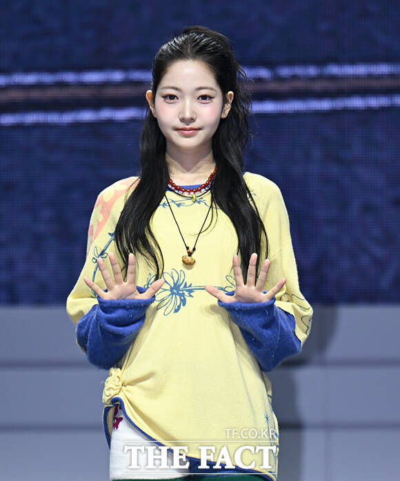 하이브 신인 걸그룹 튜이드(TUIDE) 세아와 엘레나, 서연, 지아, 서희, 사키, 이하늬(왼쪽부터)가 24일 오후 서울 광진구 예스24 라이브홀에서 열린 미니 1집 'TUNE & PLAY(튠 앤 플레이)' 데뷔 기념 미디어 쇼케이스에 참석해 포즈를 취하고 있다. /박헌우 기자