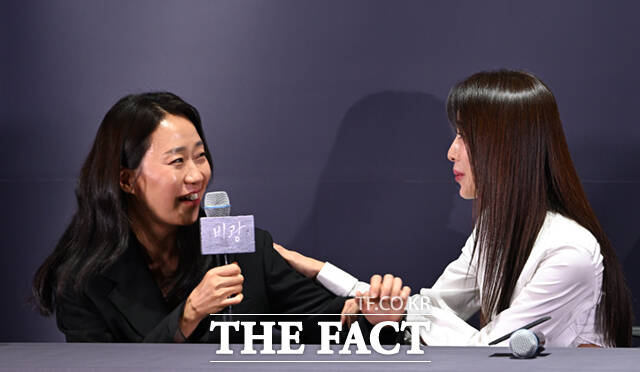 24일 오후 서울 강남구 메가박스 코엑스에서 영화 '비광' 언론시사회 및 기자간담회가 열린 가운데, 배우 하지원(오른쪽)의 극중 욕설 연기 평가를 묻는 질의에 이지원 감독이 