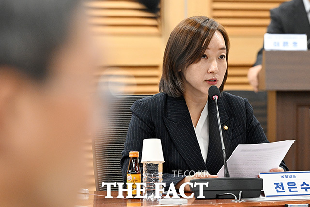 개회사하는 전은수 더불어민주당 의원.