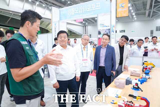 24일 이병도 충남도교육감이 인천시에서 열리는 '2026 제61회 전국기능경기대회'에 참여한 충남 직업계고 대표 학생 선수들을 격려한 후 한 선수의 설명을 듣고 있다. /충남도교육청