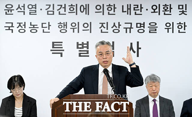 권창영 2차 종합특별검사(가운데)가 24일 오전 경기도 과천시 특검팀 사무실에서 최종 수사결과 발표를 하고 있다. 왼쪽 김지미 특검보, 오른쪽 김정민 특검보. /과천=박상민 기자