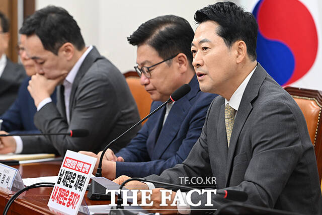 특히 비당권파에 대한 징계가 속도를 내는 것과 달리 당권파 인사들의 사안에는 윤리위가 사실상 손을 놓고 있다는 점이 가장 큰 문제로 지적받고 있다. 사진은 장동혁 국민의힘 대표가 24일 오전 서울 여의도 국회에서 열린 최고위원회의에서 모두발언을 하는 모습./남용희 기자