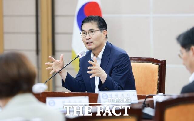 24일 전북도청 종합상황실에서 합동간부회의가 열린 가운데 이원택 전북도지사가 발언하고 있다. /전북도