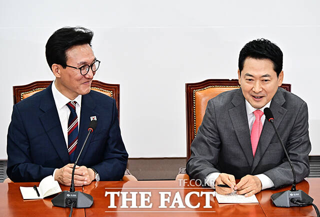 김민석 더불어민주당 대표(왼쪽)가 24일 오전 서울 여의도 국회에서 장동혁 국민의힘 대표를 예방하며 기념사진 촬영을 하고 있다. /국회=배정한 기자