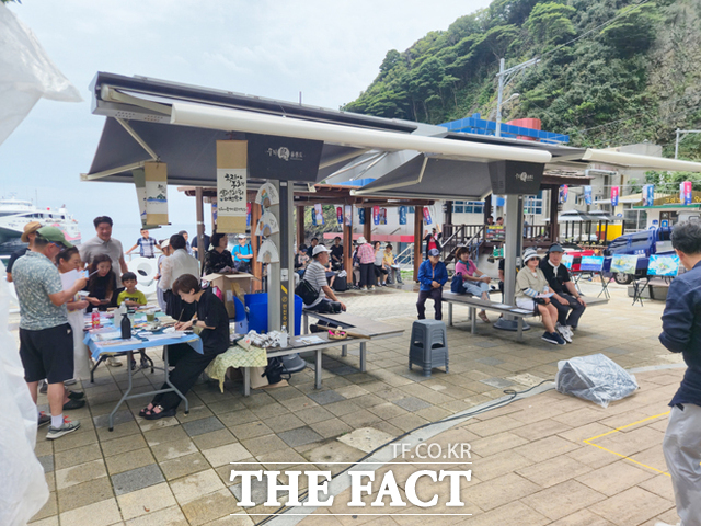 경상북도와 울릉군, 한국예총경상북도연합회가 9월 19일까지 매주 토요일 도동항과 저동항을 중심으로 울릉도·독도 문화예술 공감 및 홍보 행사를 진행한다. /경상북도