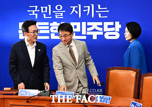 김민석 더불어민주당 대표(가운데)가 24일 오전 서울 여의도 국회에서 열린 최고위원회의에 참석해 모두발언을 하고 있다. /국회=배정한 기자