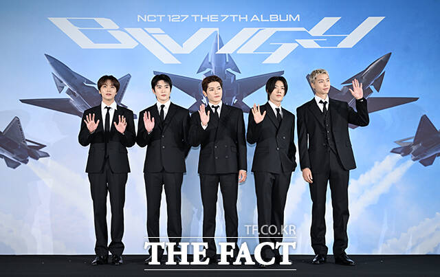 NCT 127 도영(등신대)과 재현, 태용, 유타, 쟈니, 정우(등신대·왼쪽부터).