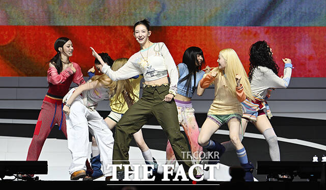 하이브 신인 걸그룹 튜이드(TUIDE)가 24일 오후 서울 광진구 예스24 라이브홀에서 열린 미니 1집 'TUNE & PLAY(튠 앤 플레이)' 데뷔 기념 미디어 쇼케이스에 참석해 타이틀곡 'SUN KISS(선 키스) 무대를 선보이고 있다. /박헌우 기자