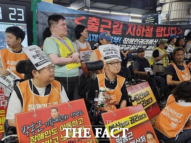 전국장애인차별철폐연대(전장연)가 출근길 지하철 탑승 시위를 전면 중단한다. 사진은 전장연이 24일 오전 서울 지하철 1호선 서울역에서 '73차 출근길 지하철 탑니다' 시위를 벌이는 모습. /이다빈 기자