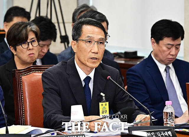 유재성 경찰청장 직무대행이 24일 오후 서울 여의도 국회에서 열린 행정안전위원회 전체회의에 출석해 질의에 답변을 하고 있다. /국회=배정한 기자