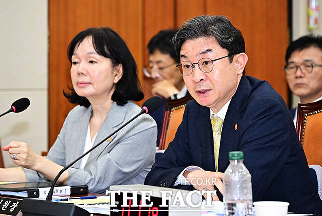 질의에 답변하는 이억원 금융위원장.