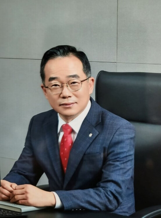 NH저축은행이 중·저신용자의 생활자금 마련을 돕기 위한 대출 상품을 내놨다. 사진은 김장섭 NH저축은행 대표이사. /NH저축은행