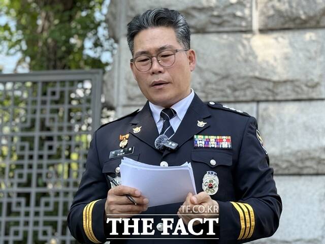 백 경정이 지난해 6월12일 서울 서초구 대검찰청 정문 앞에서 '검찰 합동수사팀 출범에 대한 입장 발표' 기자회견을 열고 있다. /정인지 기자