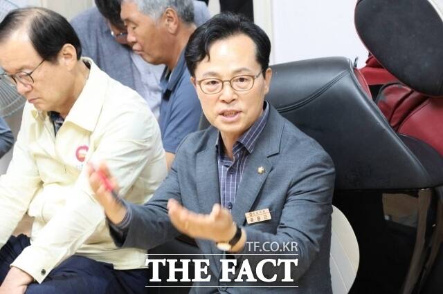 윤용근 국민의힘 의원이 22일 지역구인 청양군 정산면 역촌1리를 찾아 주민들과 대화를 나누고 있다. /윤용근 의원실