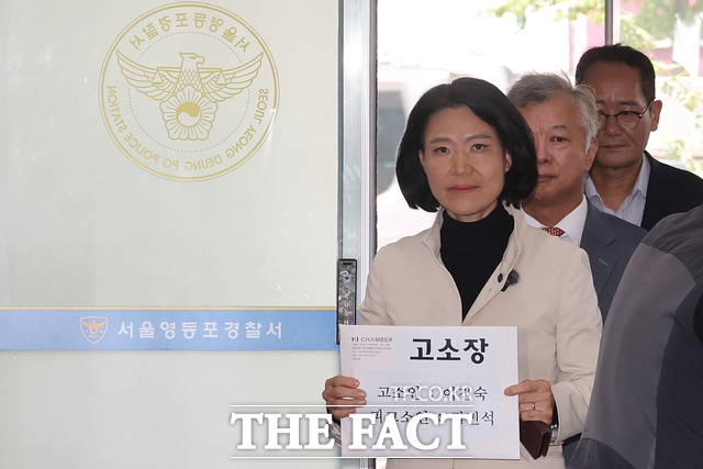 이진숙 국민의힘 의원이 24일 오후 서울 영등포경찰서에 김민석 더불어민주당 대표 모욕 혐의 고소장 제출을 위해 들어서고 있다. /이새롬 기자