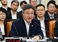  질의에 답변하는 윤호중 행정안전부 장관 [포토]