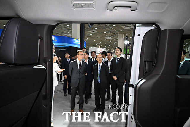 황계영 한국자동차환경협회장, 조상현 코엑스 대표이사, 이동철 채비 COO (왼쪽부터)등 내빈들이 기아 PV5에 대한 설명을 듣고 있다.