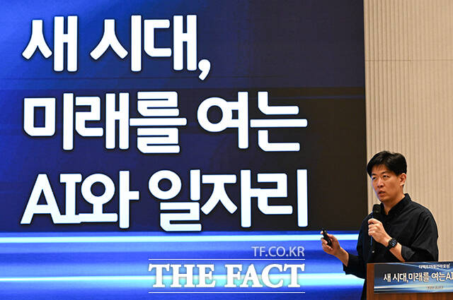 이준 웍스피어 사업운영부문 전무가 25일 오후 서울 마포구 중소기업DMC타워에서 열린 '제2회 더팩트미래전략포럼'에 참석해 'AI로 재편되는 채용 패러다임'을 주제로 특별 강연을 하고 있다. /박상민 기자