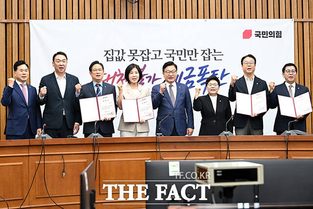 김승수 원내운영수석부대표와 정희용 사무총장, 박수영 정책위부의장, 김미애 정책위부의장, 정점식 원내대표, 임이자 정책위의장, 곽규택 원내부대표, 이상휘 원내부대표(왼쪽부터) 25일 오전 서울 여의도 국회에서 열린 원내대책회의에서 기념촬영을 하고 있다. /국회=남용희 기자