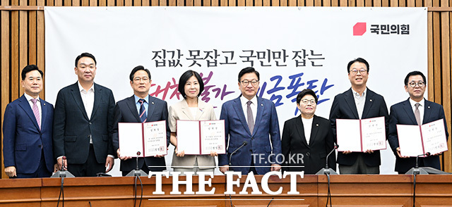 정책위원회·원내부대표 임명자들과 기념촬영하는 정 원내대표(왼쪽 다섯 번째).