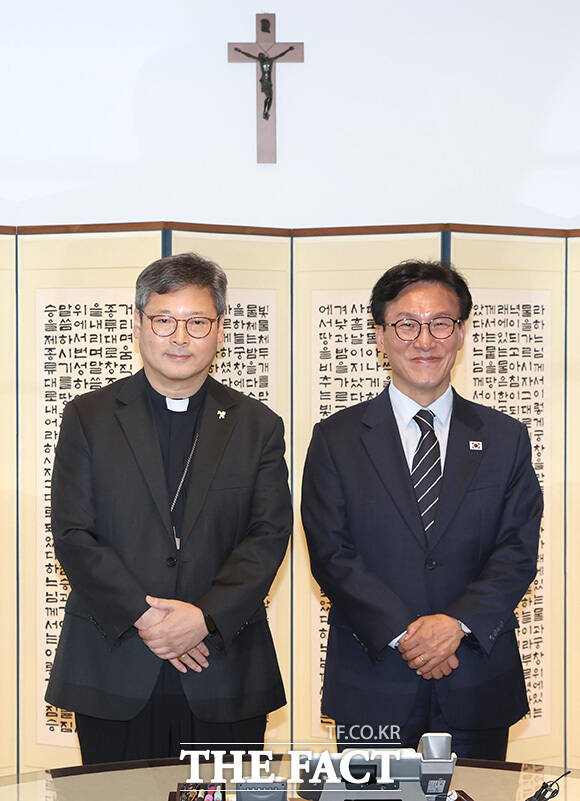 정순택 대주교 예방한 김민석 더불어민주당 대표(왼쪽). /국회사진기자단