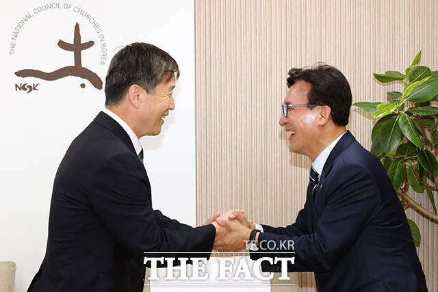 김민석 더불어민주당 대표가 25일 오후 서울 종로구 한국기독교회관을 찾아 한국기독교교회협의회 박승렬 총무(왼쪽)와 대화하고 있다. /국회사진기자단