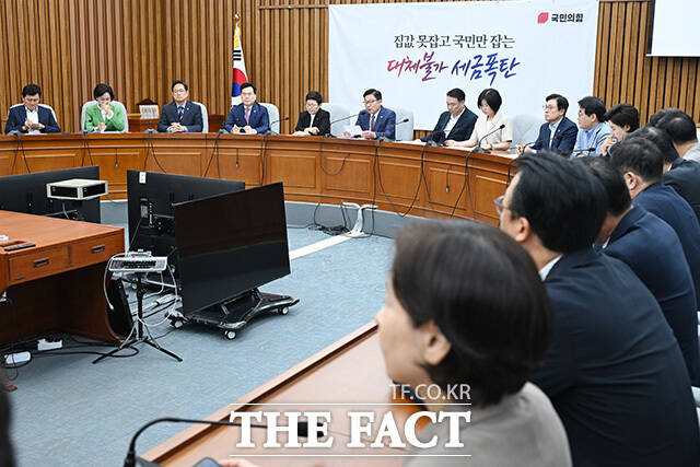 원내대책회의에서 발언하는 정 원내대표(가운데).