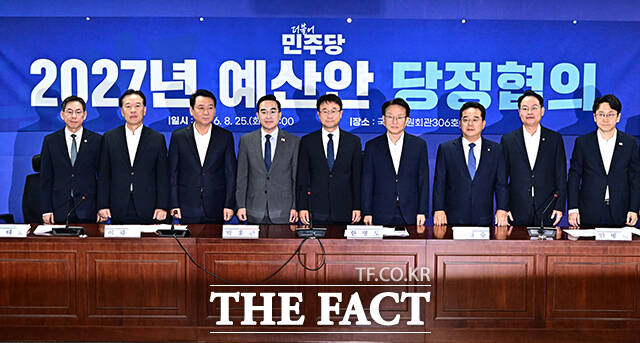 이광재 예결위원장과 박홍근 기획예산처 장관, 한병도 더불어민주당 원내대표, 권칠승 정책위의장(왼쪽 세번째부터)이 25일 오전 서울 여의도 국회에서 열린 2027년 예산안 당정협의에 참석해 기념사진 촬영을 하고 있다. /국회=배정한 기자