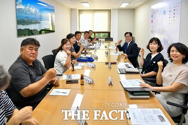 이기형 김포시장이 지난 24일 김포시청 본관 2층 소회의실에서 바르게살기운동 김포시협의회 임원진과 정담회를 갖고 있다. /김포시