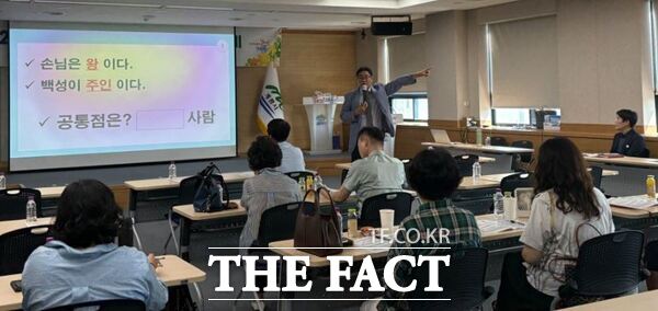 계룡시가 25일 계룡시청 대회의실에서 주민자치위원 38명을 대상으로 ‘찾아가는 주민자치 아카데미’를 개최한 가운데, 참석자들이 주민자치 역량 강화를 위한 교육에 참여하고 있다. /계룡시