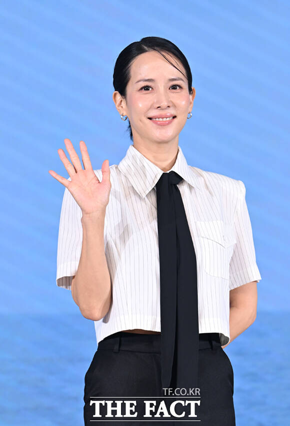 배우 조인성과 조여정, 이창동 감독, 전도연, 설경구(왼쪽부터)가 25일 서울 마포구 호텔 나루 서울 엠갤러리에서 열린 넷플릭스 영화 '가능한 사랑' 제작보고회에 참석해 포즈를 취하고 있다. /이새롬 기자