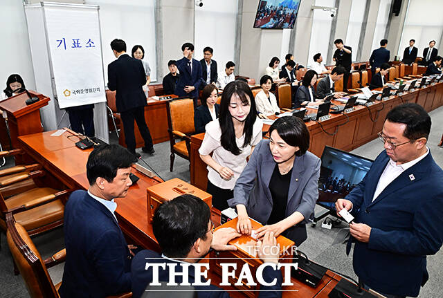 투표하는 서미화 더불어민주당 의원과 문금주 의원.