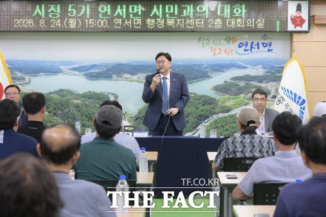 조상호 세종시장이 24일 연서면 행정복지센터에서 주민 50여 명과 시민과의 대화를 통해 인사말을 하고 있다. /세종시