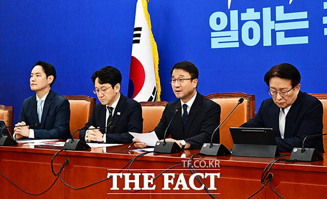 한병도 더불어민주당 원내대표(가운데)가 25일 오전 서울 여의도 국회에서 열린 원내대책회의에 참석해 모두발언을 하고 있다. /국회=배정한 기자