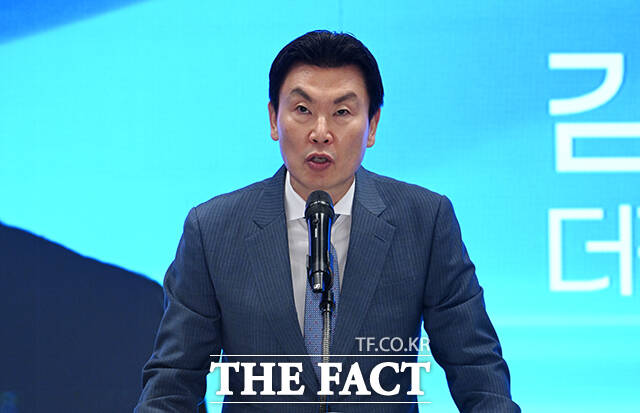 김상규 더팩트 대표이사가 25일 오후 서울 마포구 중소기업DMC타워에서 열린 '제2회 더팩트 미래전략포럼'에 참석해 개회사를 하고 있다. /박헌우 기자